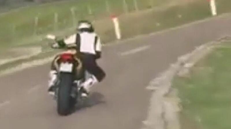 Ginocchio proteso e corpo fuori dalla moto in piega eppure... va pianissimo! [VIDEO VIRALE]