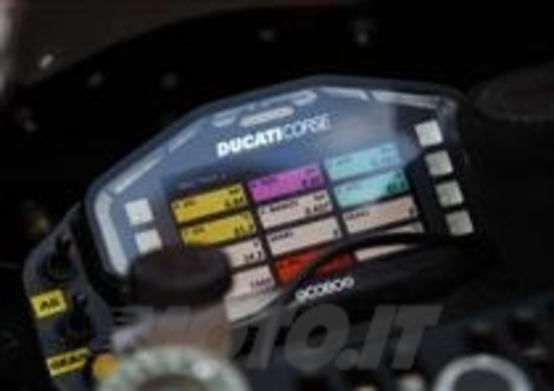 Lo splendido cruscotto TFT della Ducati D16
