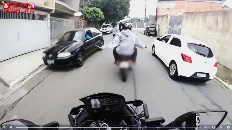 Folle inseguimento in moto, polizia e delinquenti, chi &egrave; pi&ugrave; spericolato?! [VIDEO VIRALE]