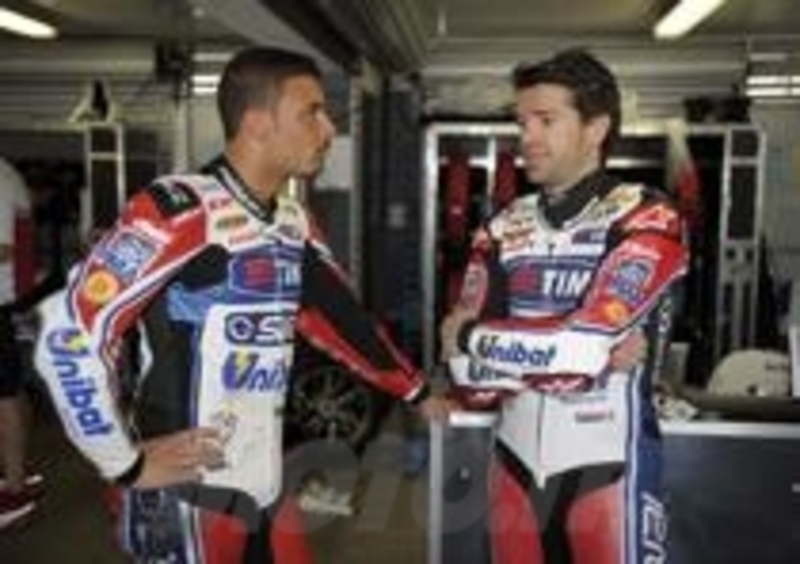 Davide Giugliano e Carlos Checa
