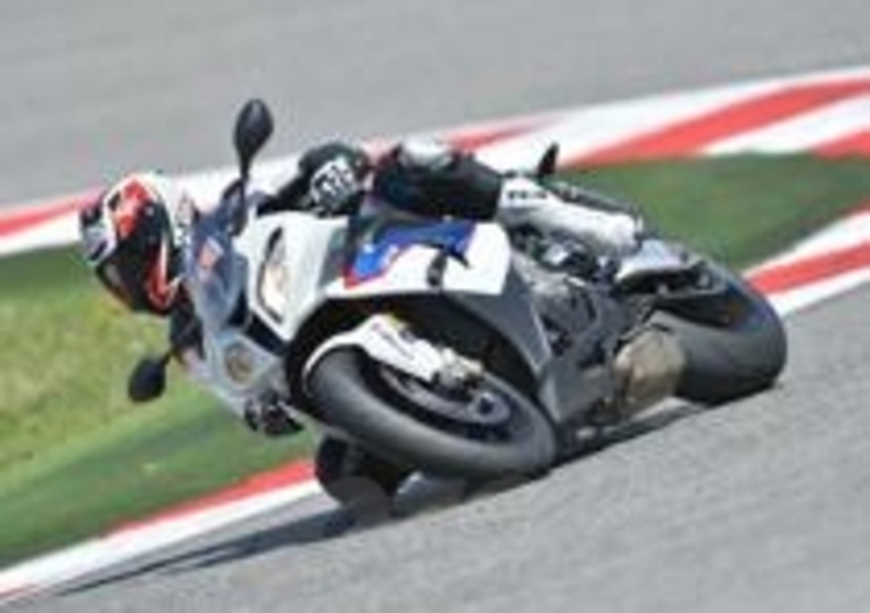 Un giro di riscaldamento  in sella alla S 1000 RR di serie