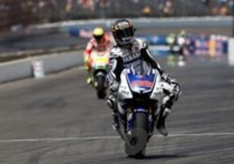 Valentino Rossi alle spalle di Jorge Lorenzo
