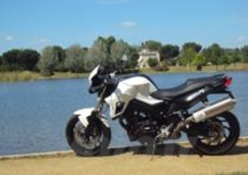 BMW F 800 R al laghetto lungo il Tevere
