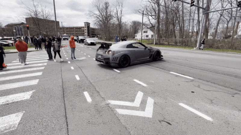 Nissan GT-R elaborata vince un premio e apre il gas: via il retrotreno finisce contro un albero [video]