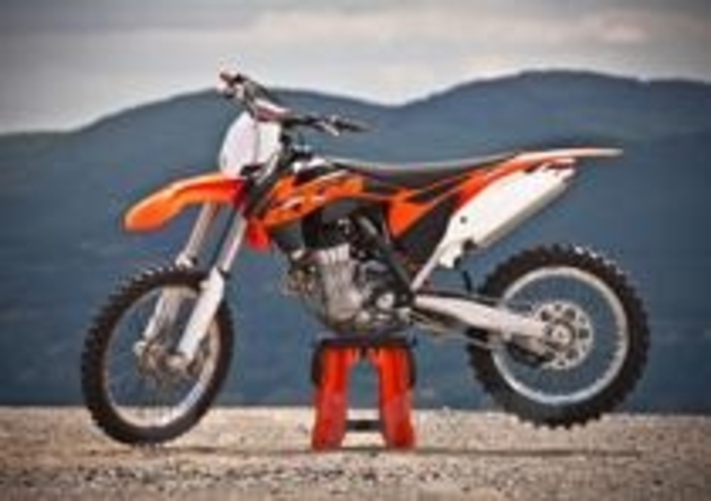 La 450 ha il nuovo motore nato per il Supercross e stretto parente del monoalbero enduro EXC