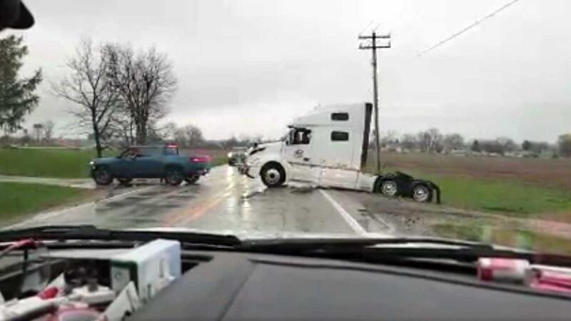 Occhio Cybertruck, il Pick-Up elettrico Rivian traina addirittura TIR sotto la pioggia [video]