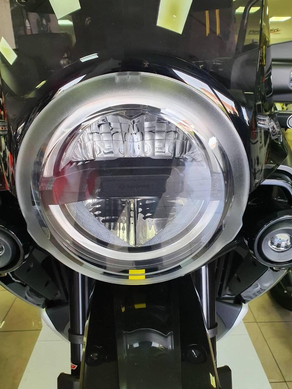 Protezione faro Husqvarna 901 (2)