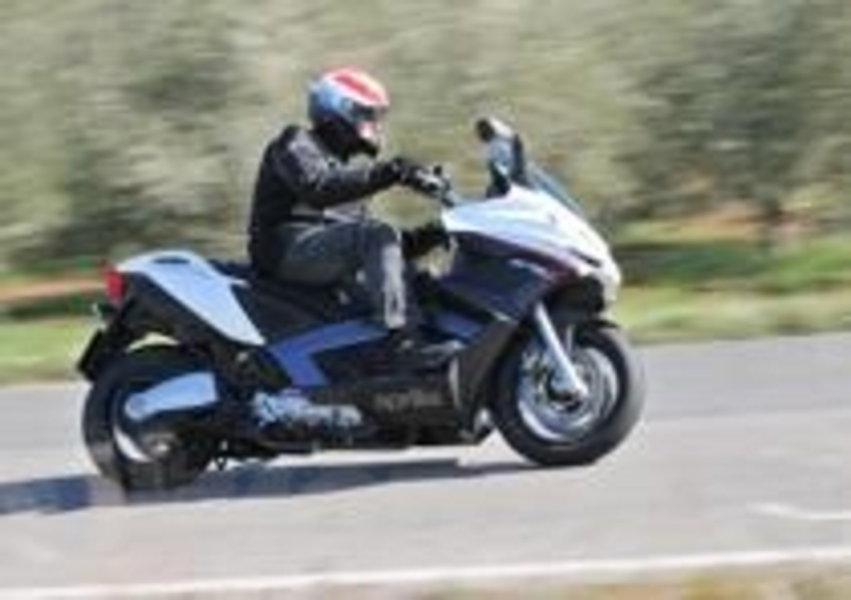 Maxi Scooter Aprilia Scooter Prezzi Prova Aprilia SRV 850 Prove