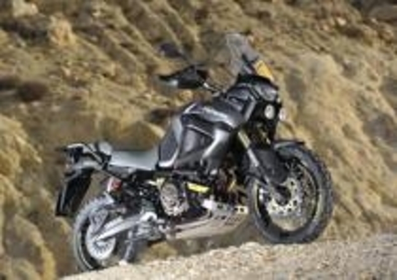 Yamaha XT1200Z Super T&amp;eacute;n&amp;eacute;r&amp;eacute; Worldcrosser. Sui lati del serbatoio spiccano i bellissimi fianchetti in carbonio