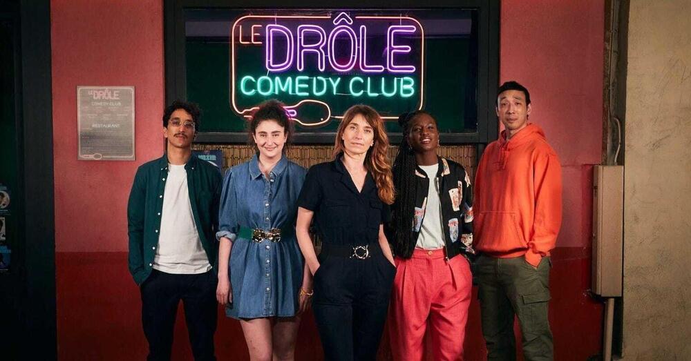 Netflix, con Dr&ocirc;le la stand up comedy risorge dando un bel calcio in faccia alla comicit&agrave; italiana
