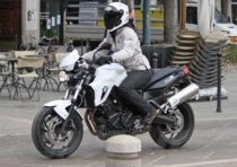 Il propulsore non cambia: a spingere la F 800 R troviamo il motore Parallel-Twin (due cilindri in linea inclinati in avanti di 30&amp;deg;) raffreddato ad acqua, con quattro valvole per cilindro e una cubatura di 798 cc
