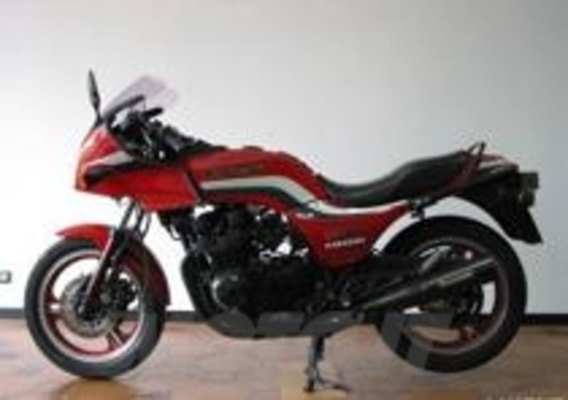 Una GPZ 750 Kawasaki originale
