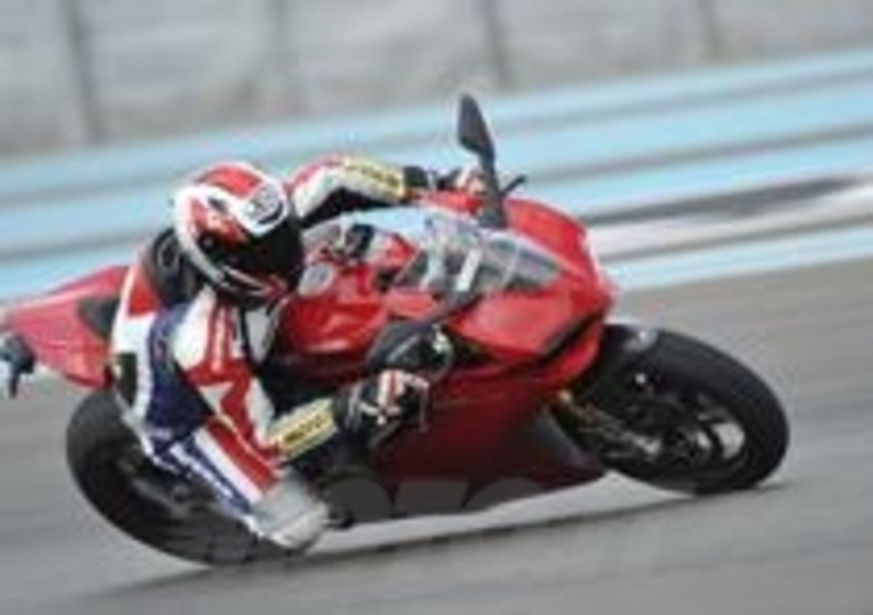 Appoggiata al cavalletto la superbike bolognese &amp;egrave; davvero favolosa, un&#039;orgia di design e tecnologia che &amp;egrave; davvero difficile ritrovare in altre moto
