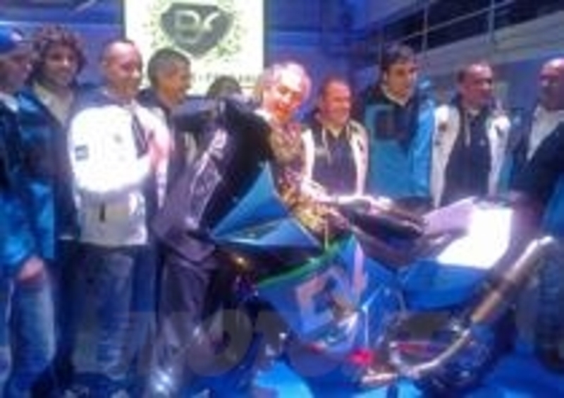 Renato Ferrati tra i piloti e i meccanici del team