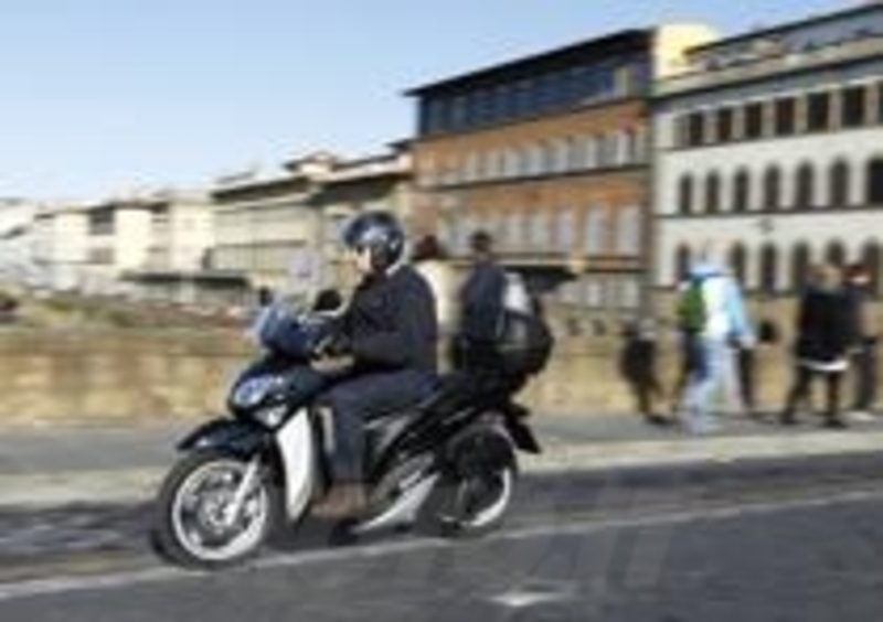 Il nuovo &amp;quot;peso leggero&amp;quot; di Yamaha (&amp;egrave; accreditato di 142 kg col serbatoio pieno), favorito anche da un buon angolo di sterzata, si &amp;egrave; mostrato subito perfettamente a suo agio non solo nel traffico di un soleggiato sabato fiorentino, ma anche in tangenziale e lungo i tratti collinari