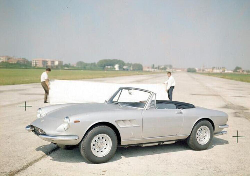 Una bella GTS degli anni Sessanta, quando la soluzione non era il &quot;tettuccio&quot;