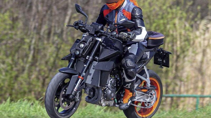 KTM 990 Duke (2023?). Lo sviluppo procede spedito [Foto spia]