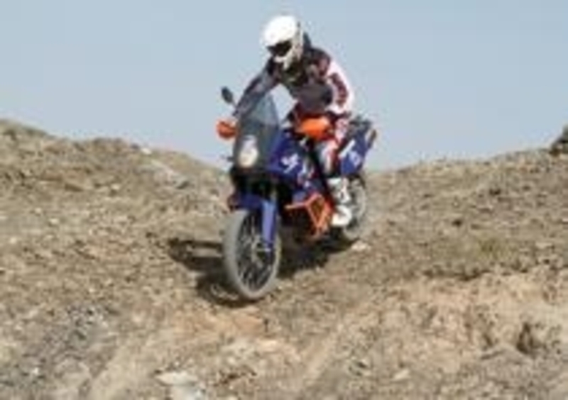 La 990 Adventure Dakar si conferma un prodotto altamente personalizzato e di nicchia, ideale per coloro che ritengono la R troppo spinta e la classica troppo&amp;hellip; classica
