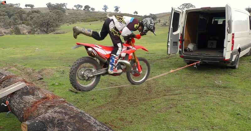 Ci sono modi pi&ugrave; semplici per mettere la moto da cross sul furgone [VIDEO VIRALE]