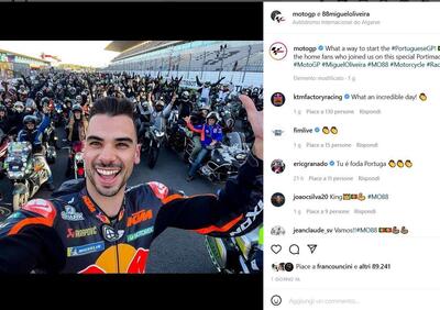 Miguel Oliveira e la sua KTM RC16 in parata con i fan dal centro di Portimao fino al circuito