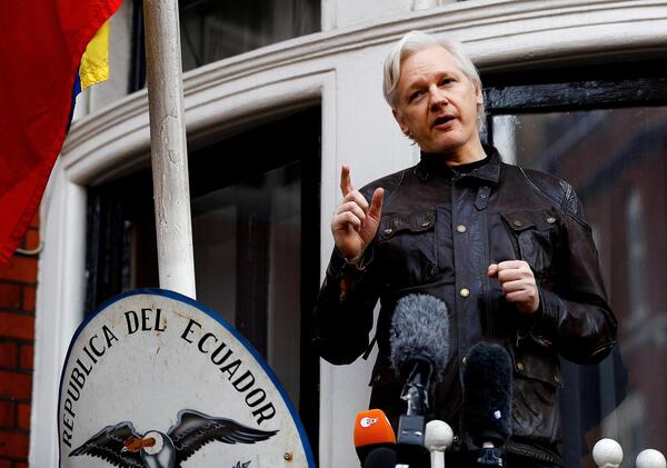 Alberto Negri: &ldquo;Assange in mano a criminali di guerra. Stati Uniti mai processati per Iraq e Afghanistan&rdquo;. E su Molinari e Repubblica...