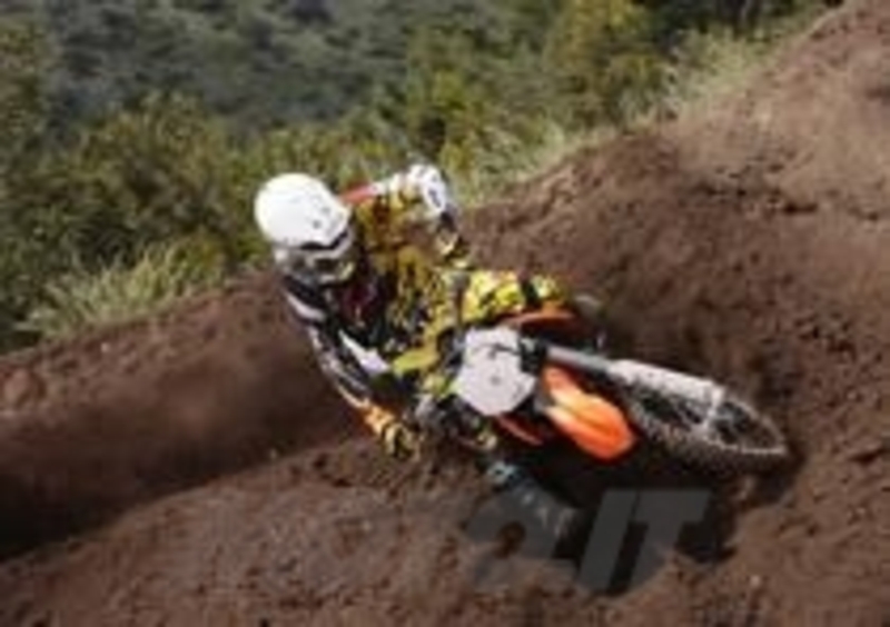 Sulle versioni da Motocross vengono rivisti tutti gli stampi in plastica con il risultato che la zona posteriore &amp;egrave; composta da 2 soli pezzi, ovvero il codino (bianco per il 2011) e la cassa filtro che ingloba anche le fiancatine