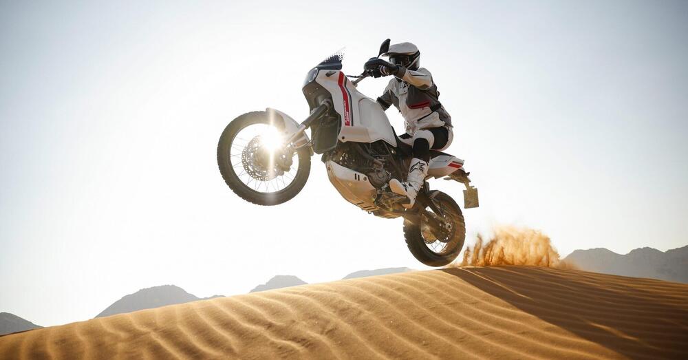 [VIDEO] Volare con la Ducati Desert-X: lo spettacolare test di Antoine Meo