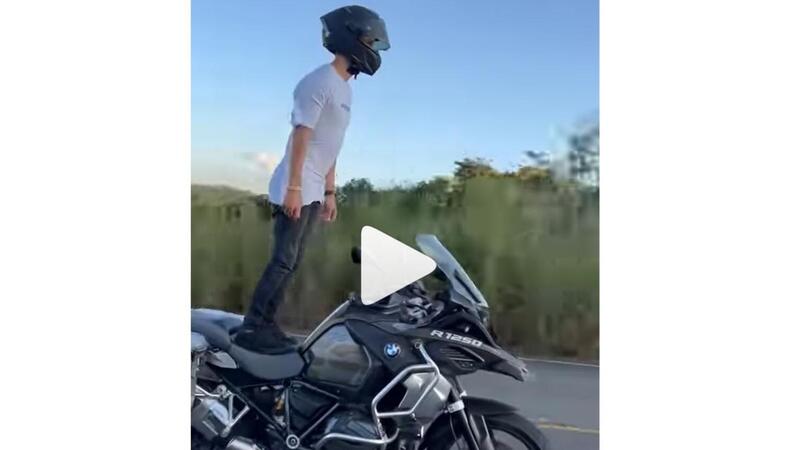 In piedi sulla sella mentre la BMW R1250GSA va da sola! [VIDEO VIRALE]