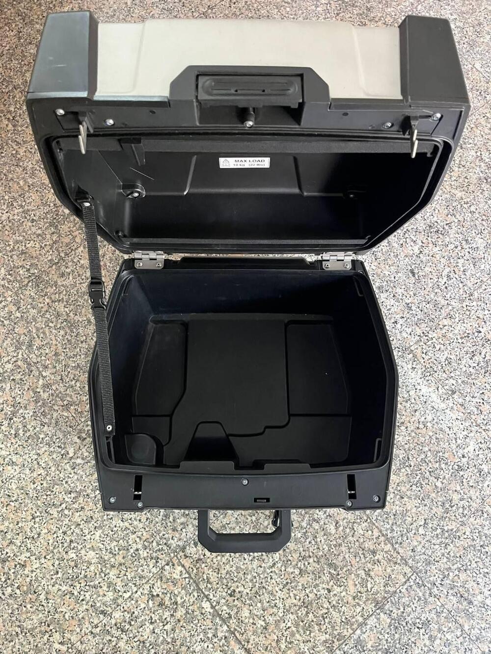 BAULETTO CON PIASTRA ORIGINALE TRIUMPH (3)