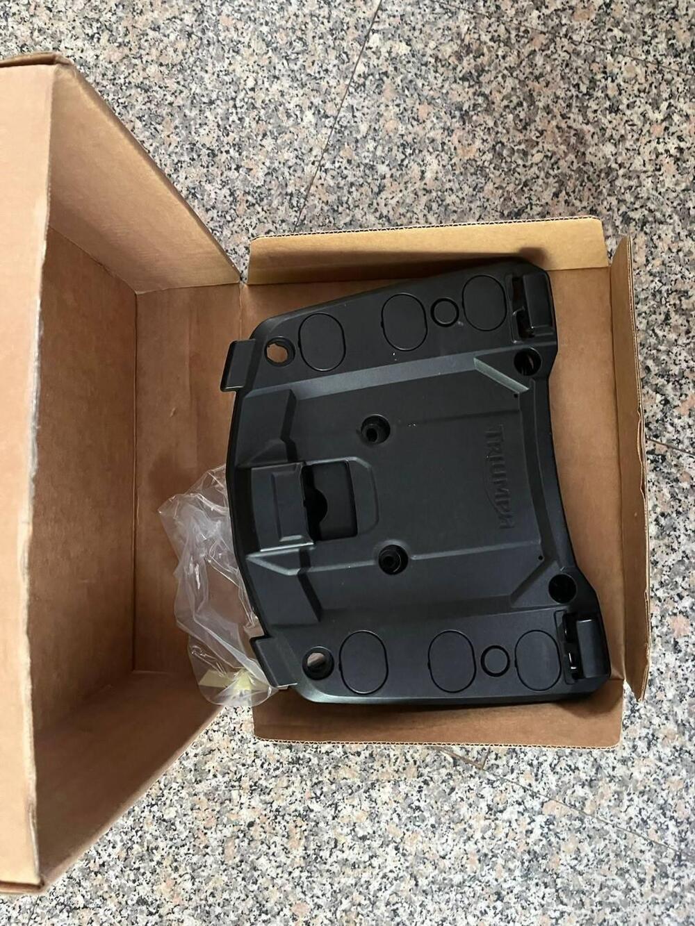 BAULETTO CON PIASTRA ORIGINALE TRIUMPH (4)