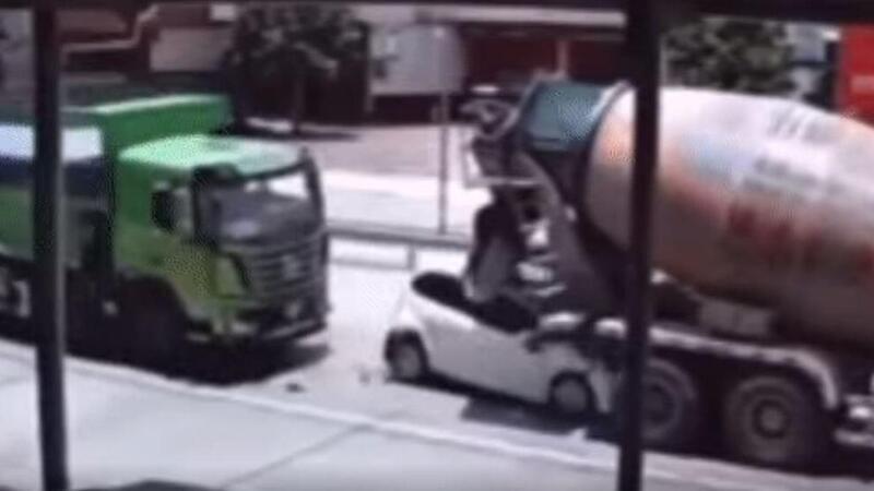 Incidenti incredibili: l&#039;auto travolta e schiacciata tra due camion, lo spavento, la salvezza [video]