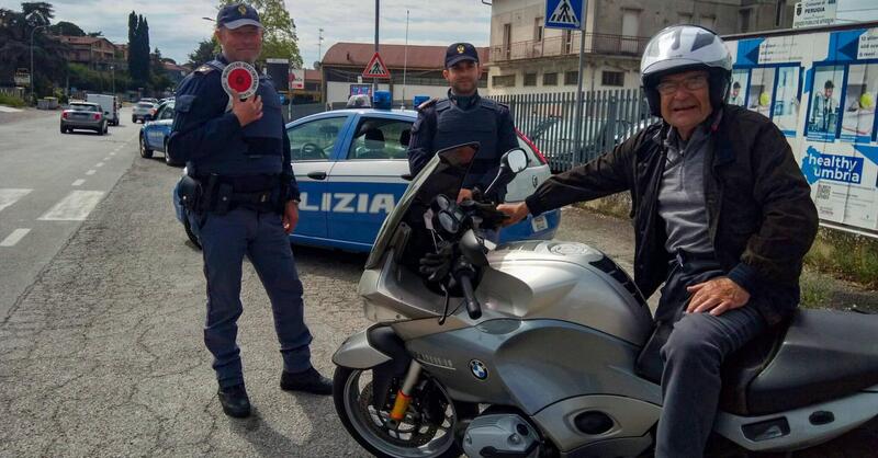 86 anni e in moto: la Polizia lo ferma e poi gli chiede un selfie