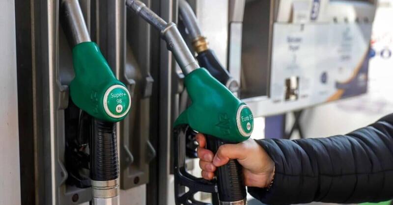 Taglio delle accise sulla benzina, il governo prepara il decreto 