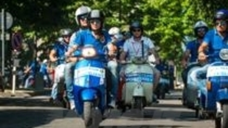 Iniziati a Mantova i Vespa World Days: 4.000 le Vespa