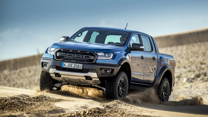 Il salto con la Ford F-150 Raptor gli costa caro... [VIDEO]