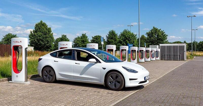 Urban Supercharger di Tesla, la prima stazione in Italia arriva a Milano 