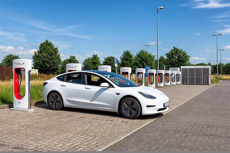 Urban Supercharger di Tesla, la prima stazione in Italia arriva a Milano 