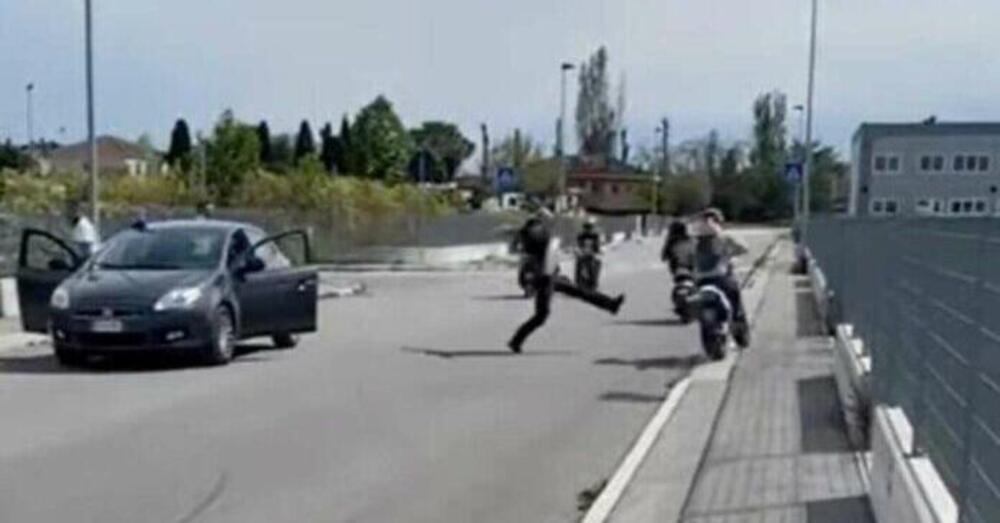 Il vigile prende a calci le moto per fermarle: il video diventa virale, ma per l&#039;agente sono previste conseguenze 