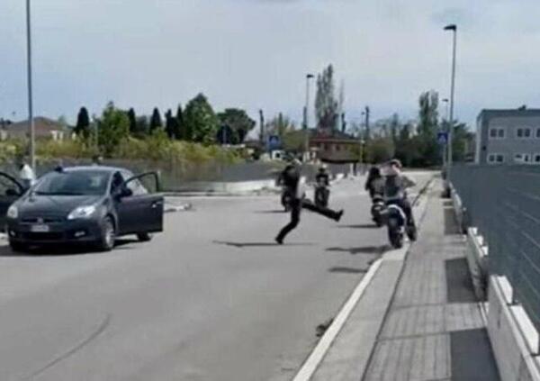 Il vigile prende a calci le moto per fermarle: il video diventa virale, ma per l&#039;agente sono previste conseguenze 