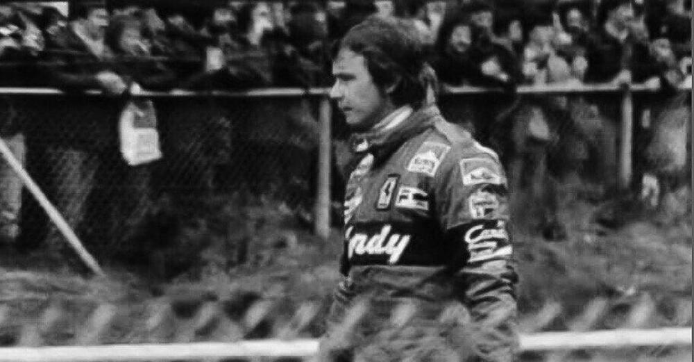 Gilles Villeneuve, due caschi e un uomo solo: la tragedia di Zolder in una fotografia che ha fatto la storia