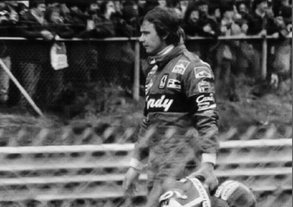 Gilles Villeneuve, due caschi e un uomo solo: la tragedia di Zolder in una fotografia che ha fatto la storia