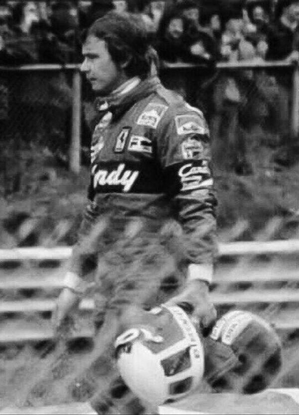 Gilles Villeneuve, due caschi e un uomo solo