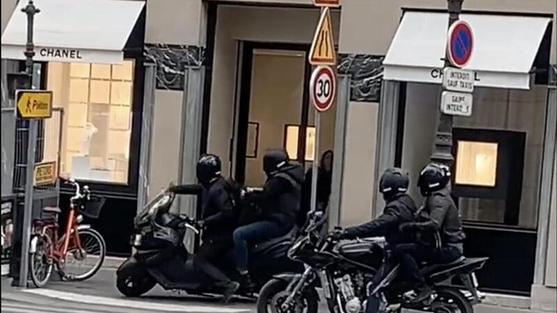 Rapina a Parigi. I ladri fuggono in moto