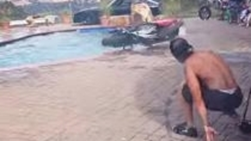 Pu&ograve; accompagnare solo - La vendetta! Finisce in piscina con la moto