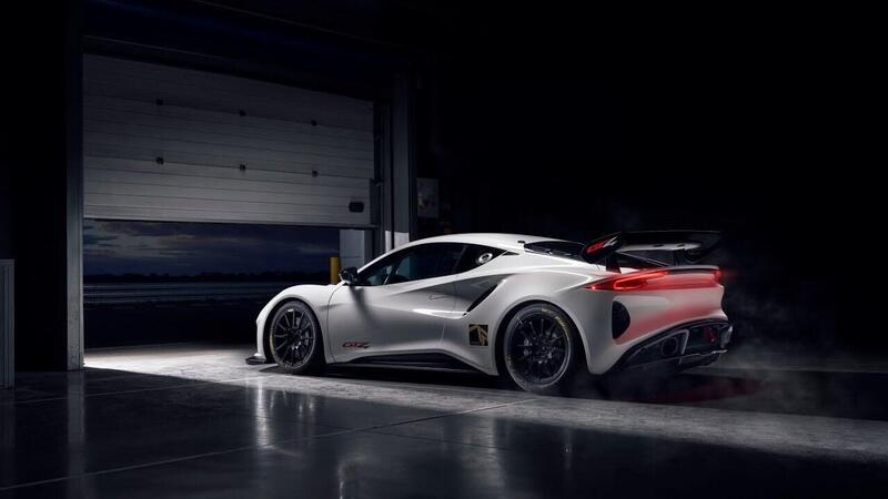 Lotus Emira, la GT4 si mostra in pista [VIDEO]