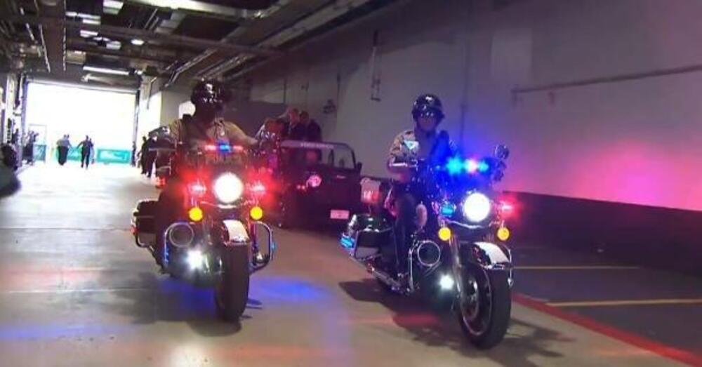 La polizia in moto che scorta Max, i piloti sul podio con caschi da football americano e non solo:  tutto il trash del weekend di Miami
