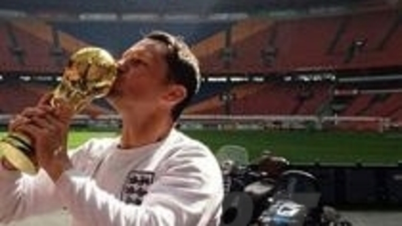 Chris Hallett, in Brasile con la Vespa per i mondiali di calcio 