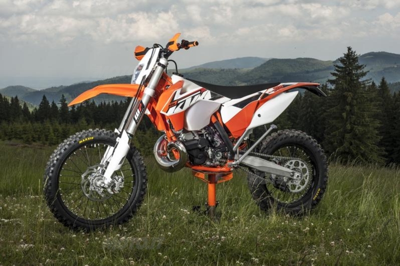 KTM 5 stelle: 500 Euro di buono abbigliamento o accessori per chi acquista una SX o EXC