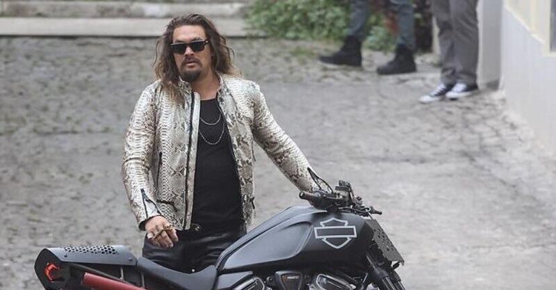 Jason Momoa con una Harley-Davidson Pan America a Roma sul set di Fast&amp;Furious 10