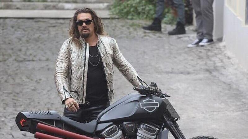 Jason Momoa con una Harley-Davidson Pan America a Roma sul set di Fast&amp;Furious 10